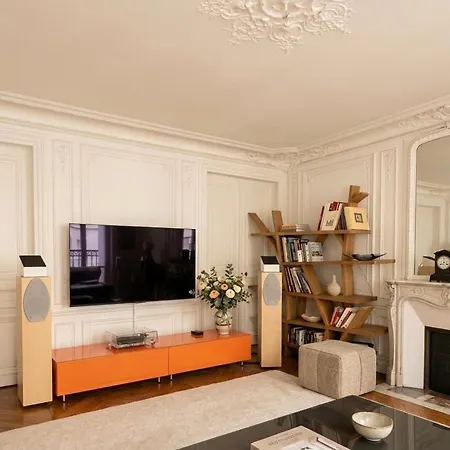 Cosy Parisian - King Bed Near Montmartre Bed & Breakfast